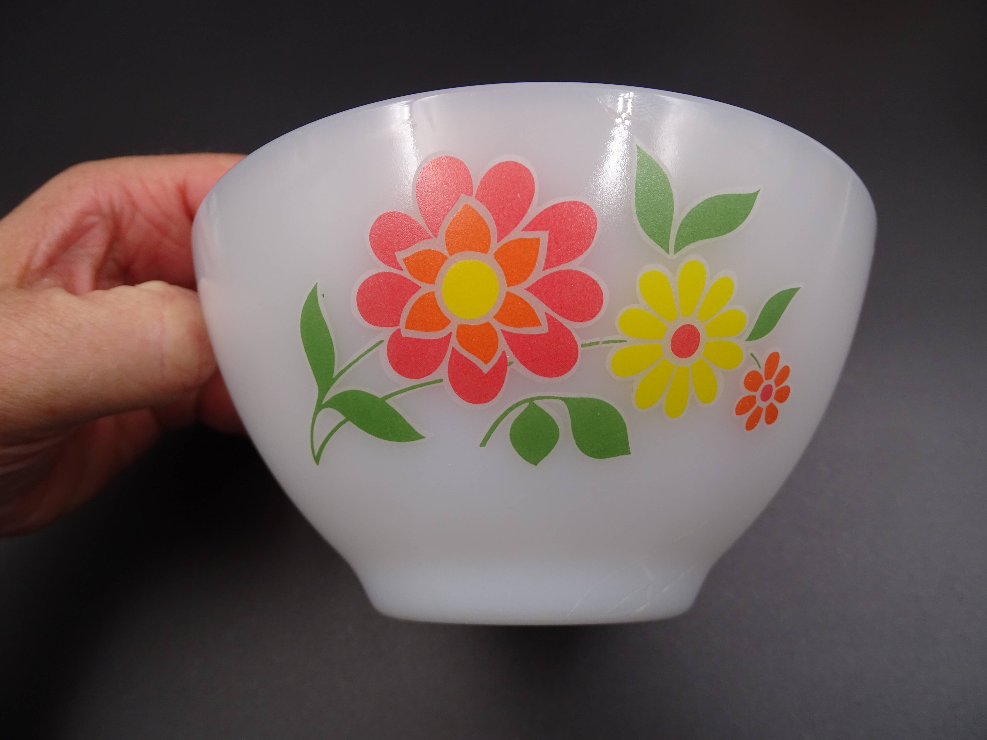 Set of 7 bowls in arcopal -flower décor - vintage around 1970