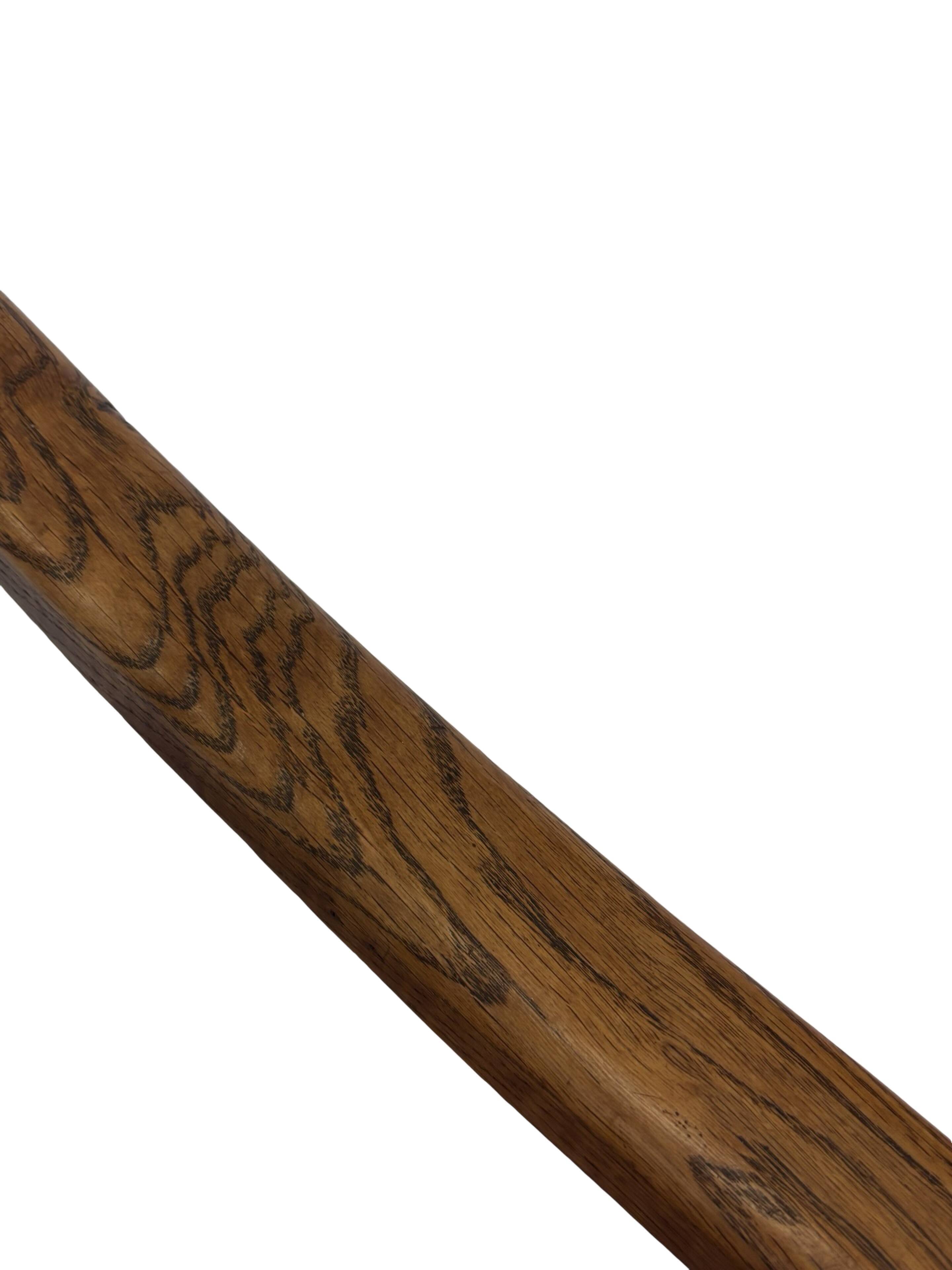 Fauteuil Art Déco en chêne tressé, design minimaliste.