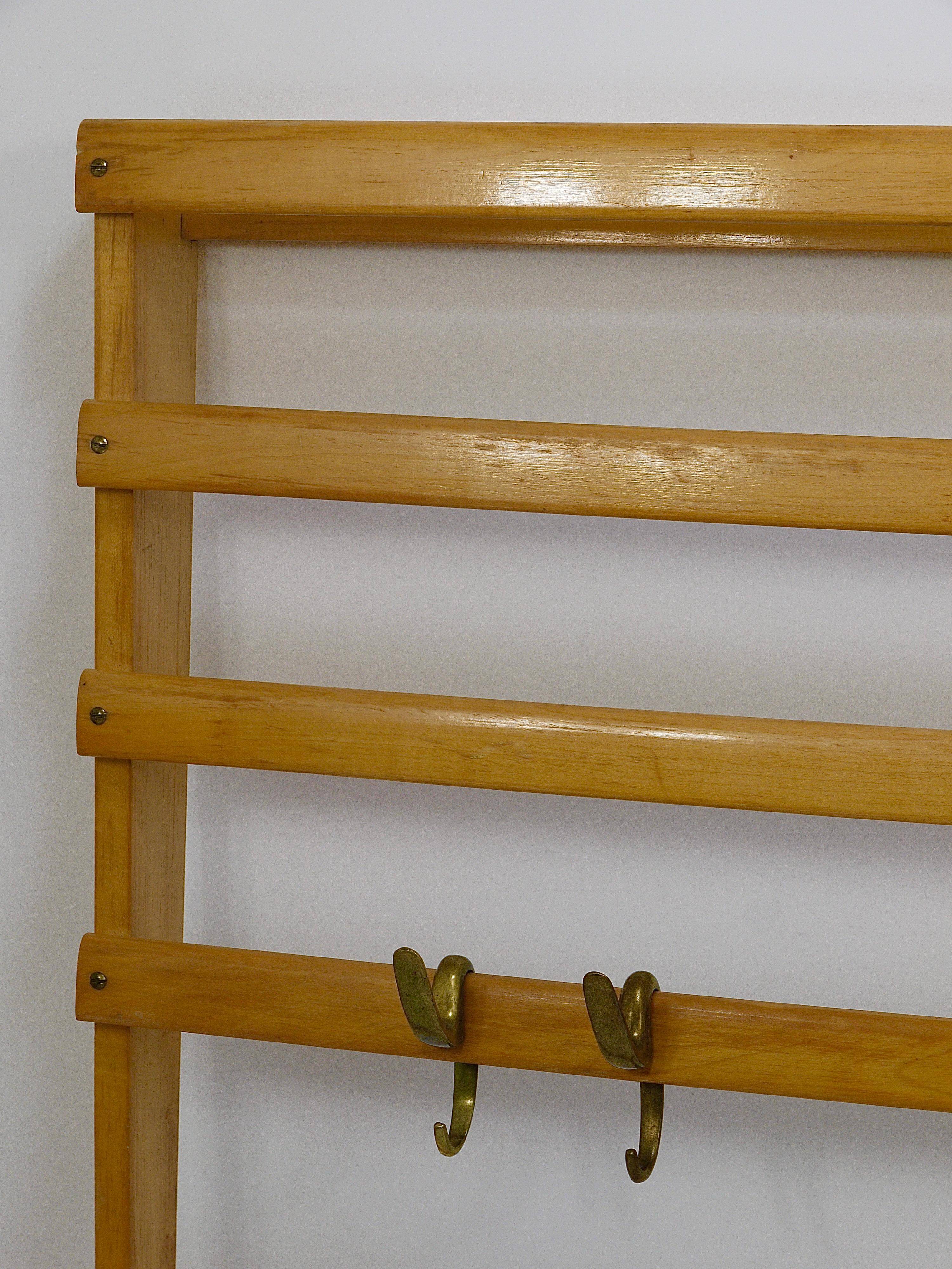 Grand coat rack Auböck Carl Mid-Century in beech with 8 brass hooks, 1950s.
