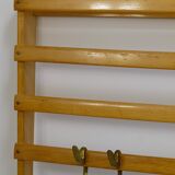 Grand coat rack Auböck Carl Mid-Century in beech with 8 brass hooks, 1950s.