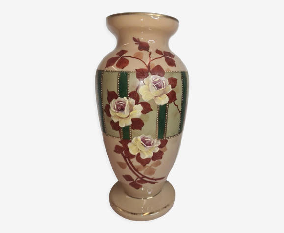 Vase en opaline avec décor de fleurs