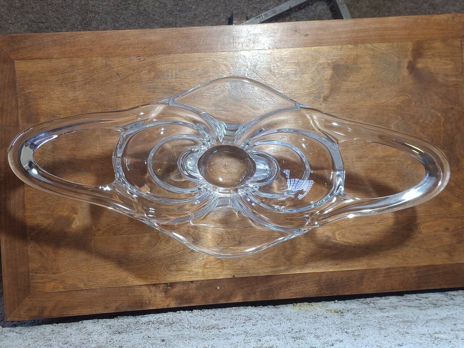 Spectacular centrepiece crystal bowl from Vannes, signed.