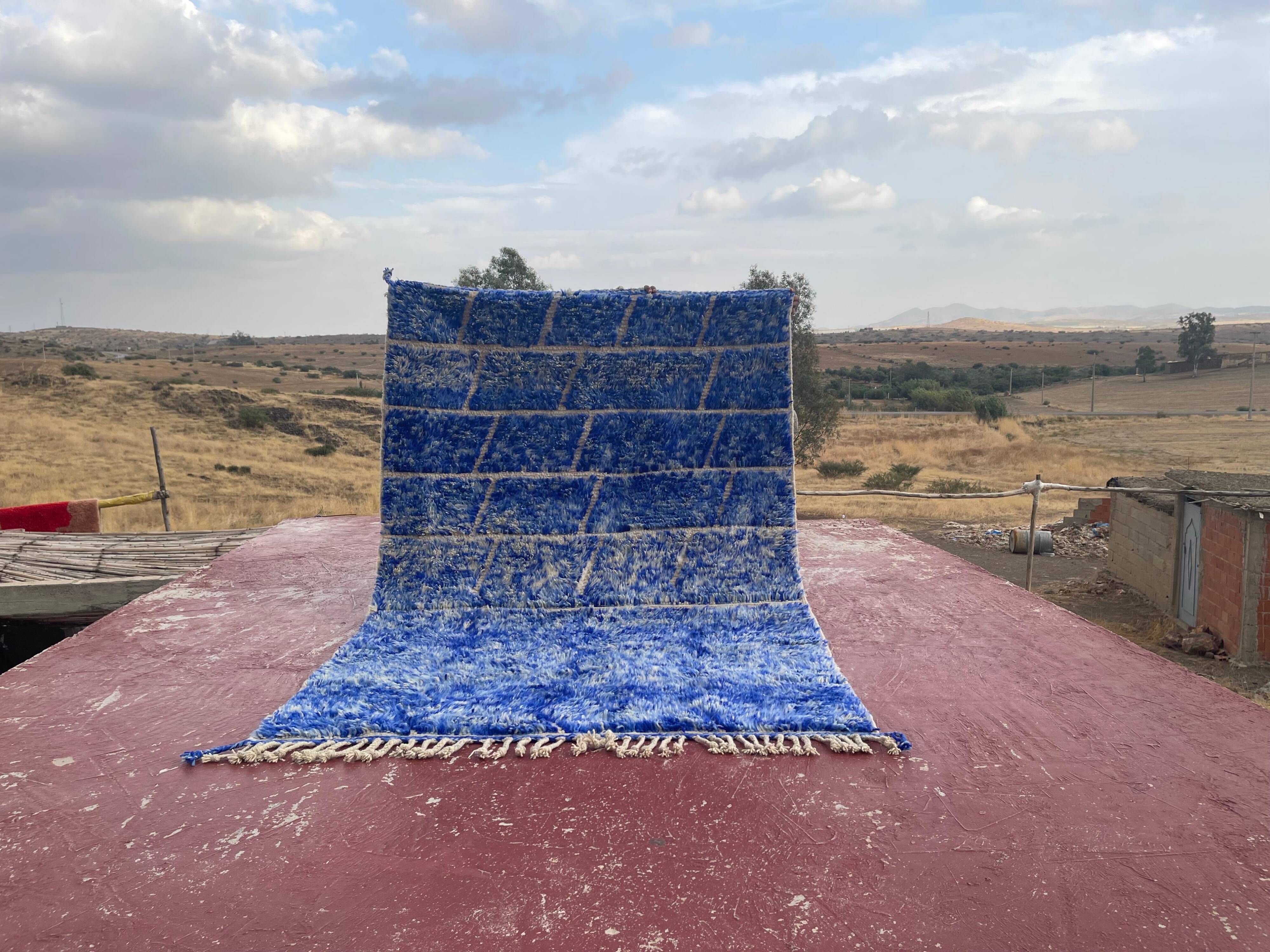 Moroccan Berber rug in royal blue 250x150 cm – geometric pattern – handmade