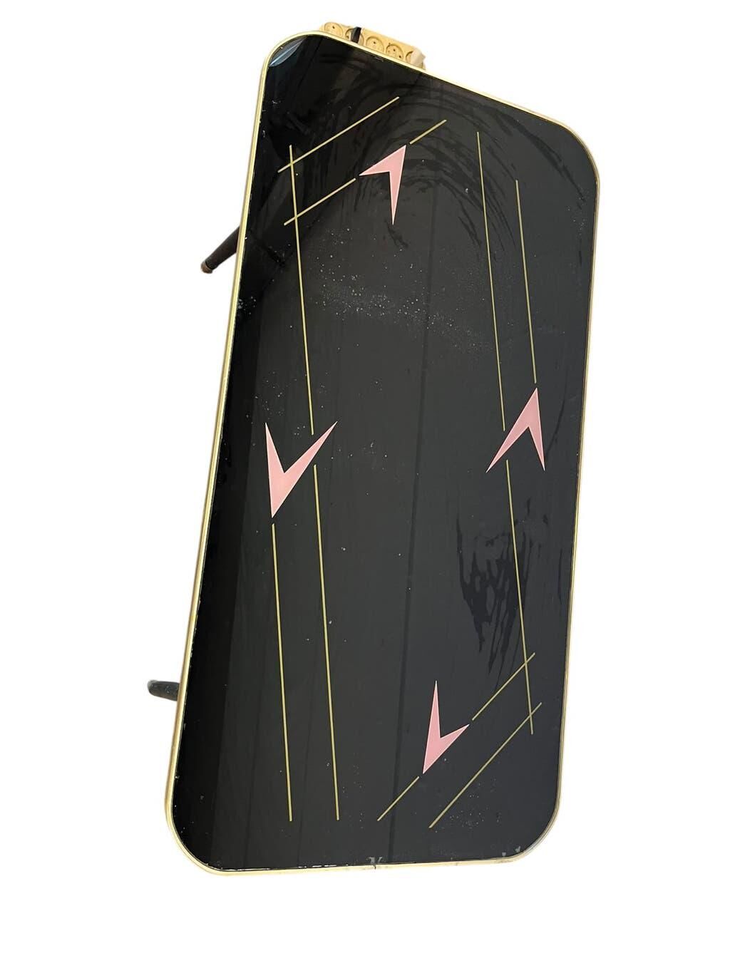Table basse vintage en formica noir avec accent rose