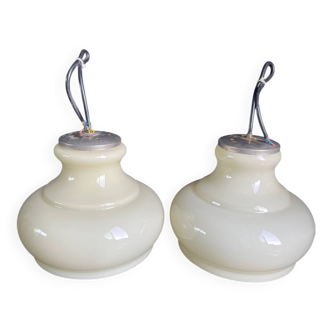 Paire de suspension en verre de lait opalin, milieu du siècle vintage