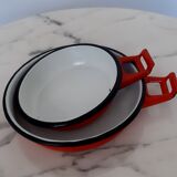 Set of 2 red enamelled dishes