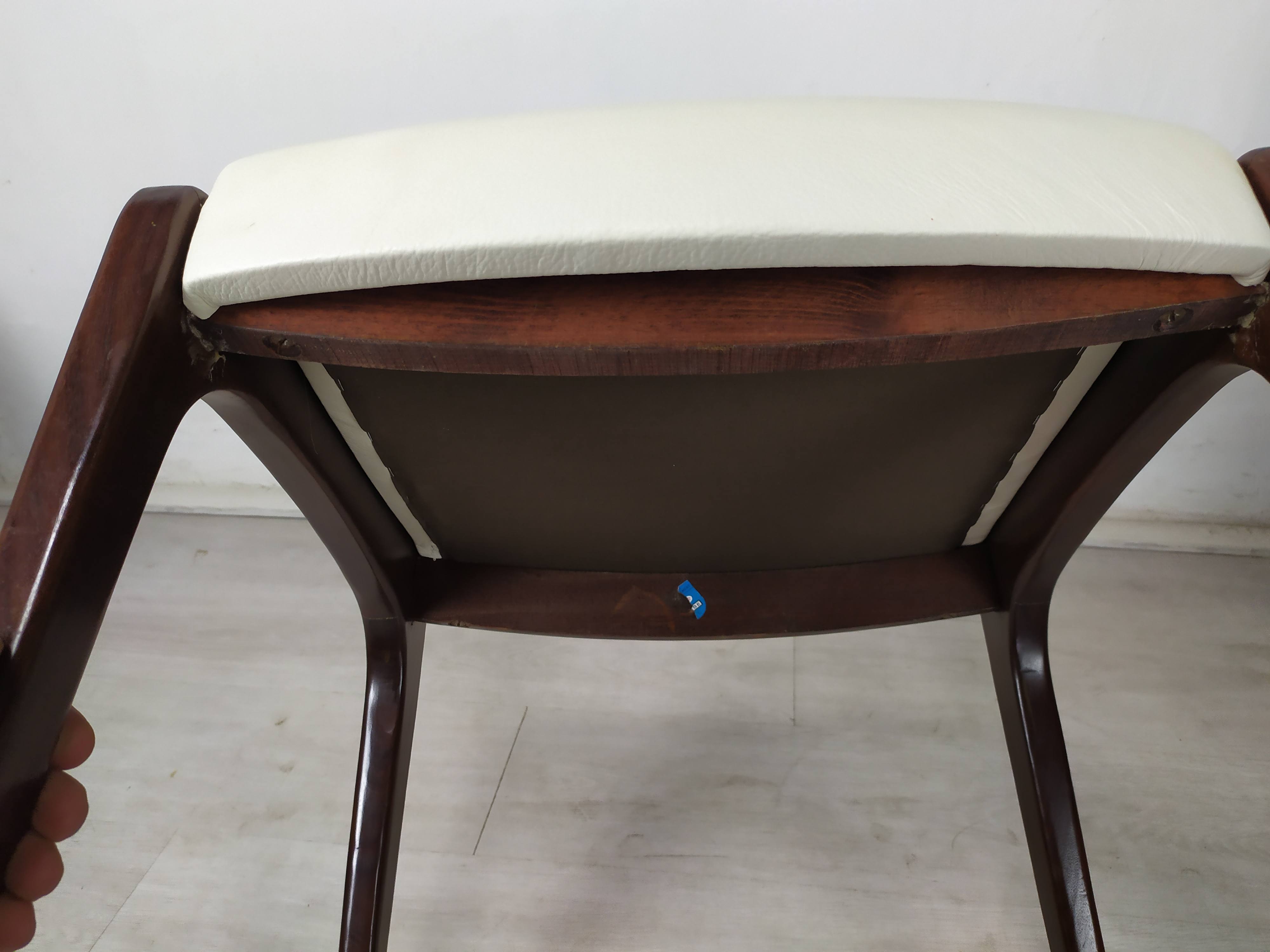 6 white leather Scandinavian chairs