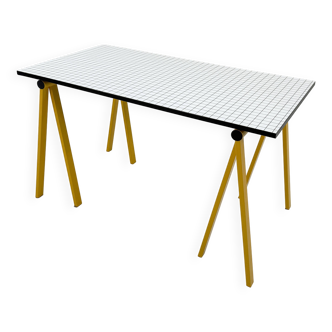 Bureau "Trestle" jaune par Rodney Kinsman pour Bieffeplast, 1980