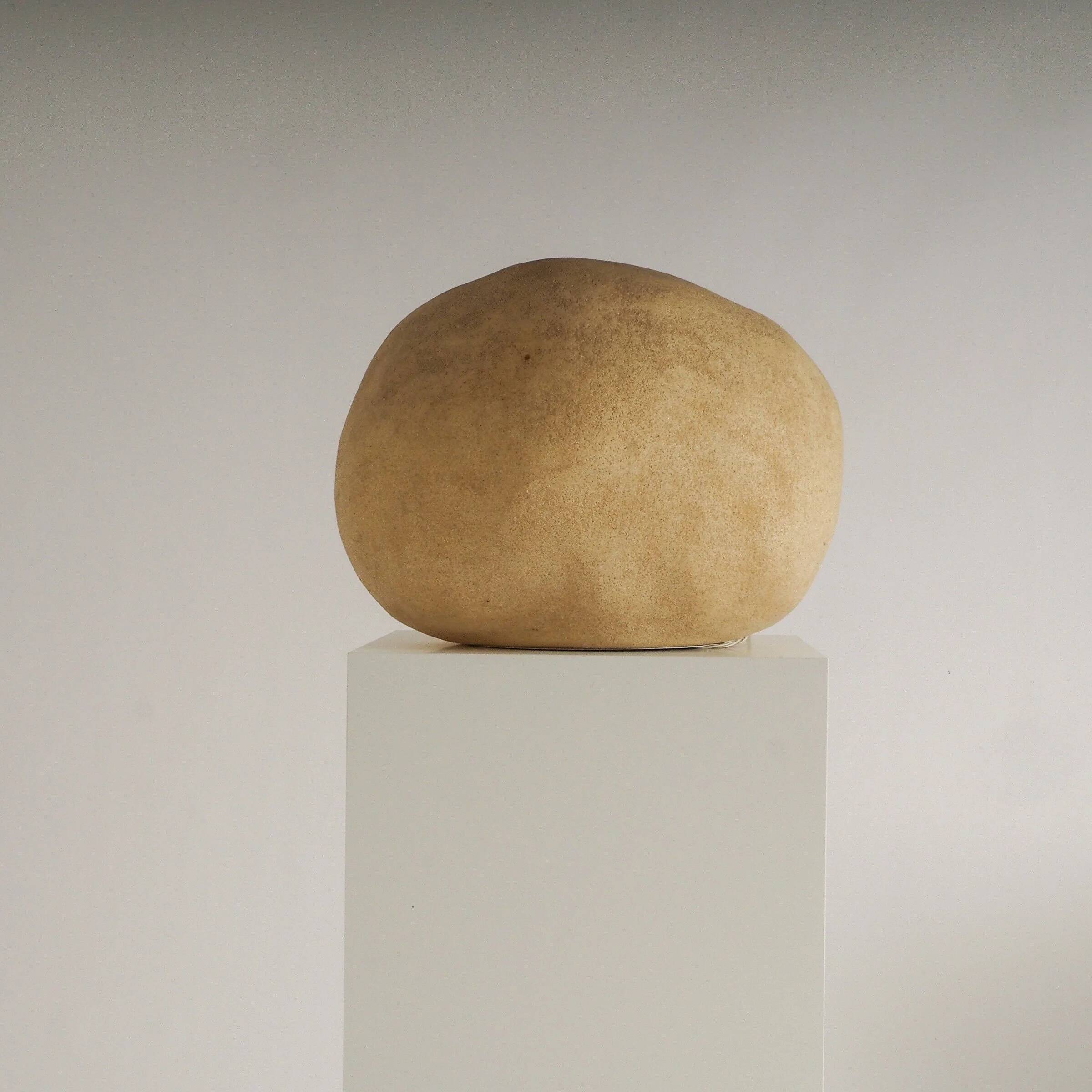 Lampe en pierre lunaire Dora par André Cazenave