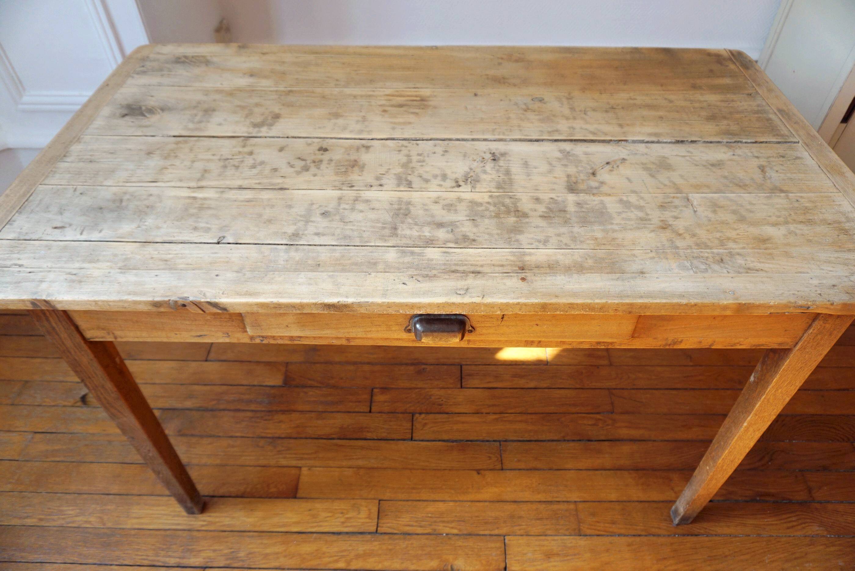 Farmhouse table with drawer