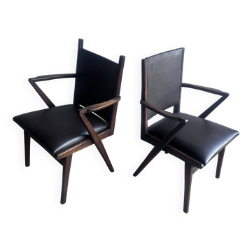 Paire de fauteuils sculpturaux mid-century en bois foncé et revêtement marron
