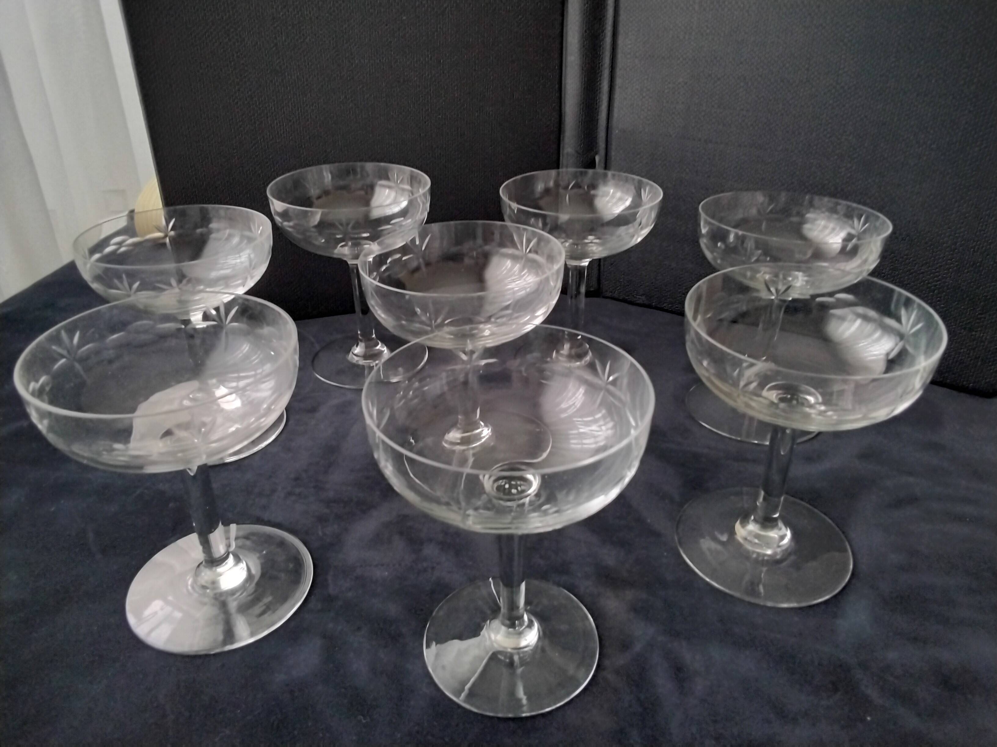 8 vintage champagne glasses Decorated with a ground frieze