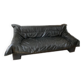Cocooning black leather sofa