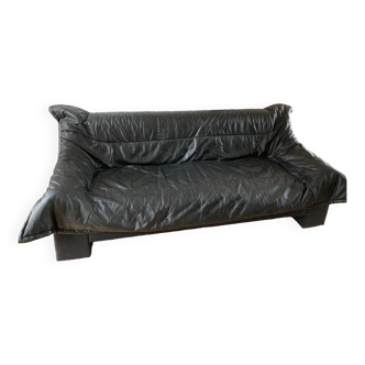 Cocooning black leather sofa