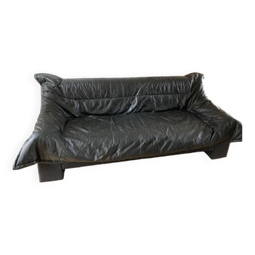 Cocooning black leather sofa