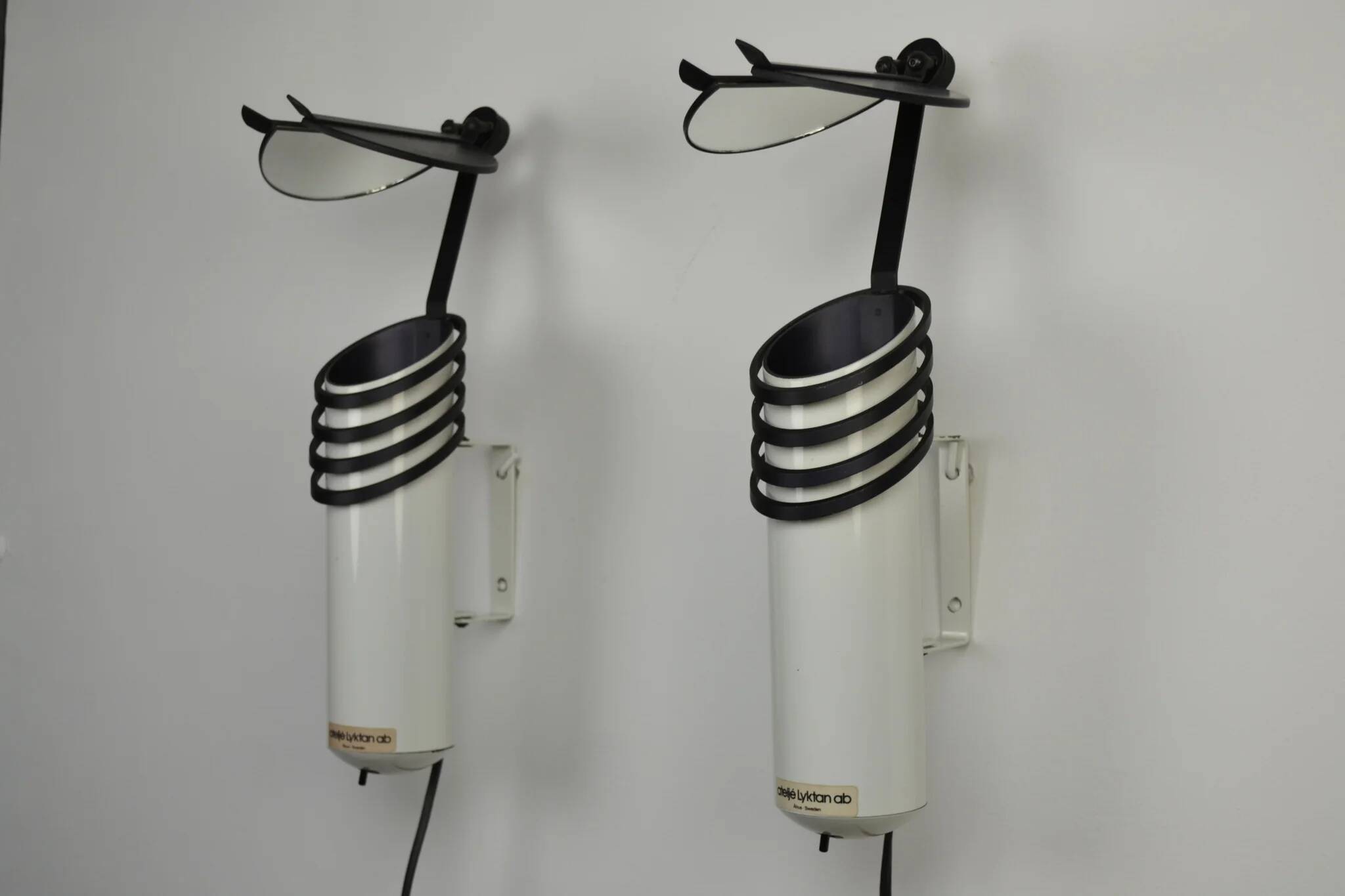 A pair of white “Skarabé” wall lamps by Stig Ahlström and Clas Kock for Ateljé Lyktan, Sweden, 1980s