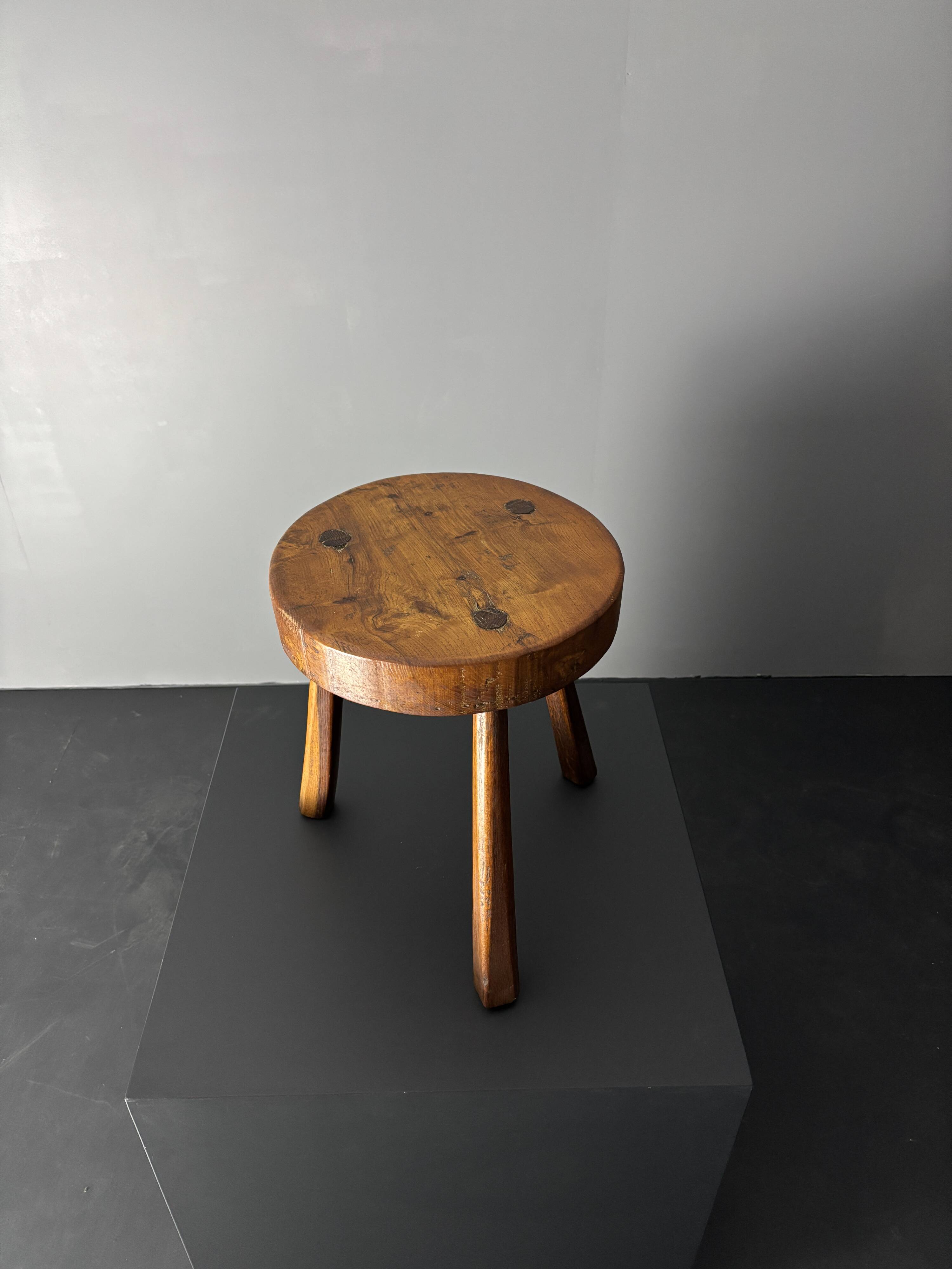 Tabouret de ferme rustique français massif de style brutaliste des années 1950