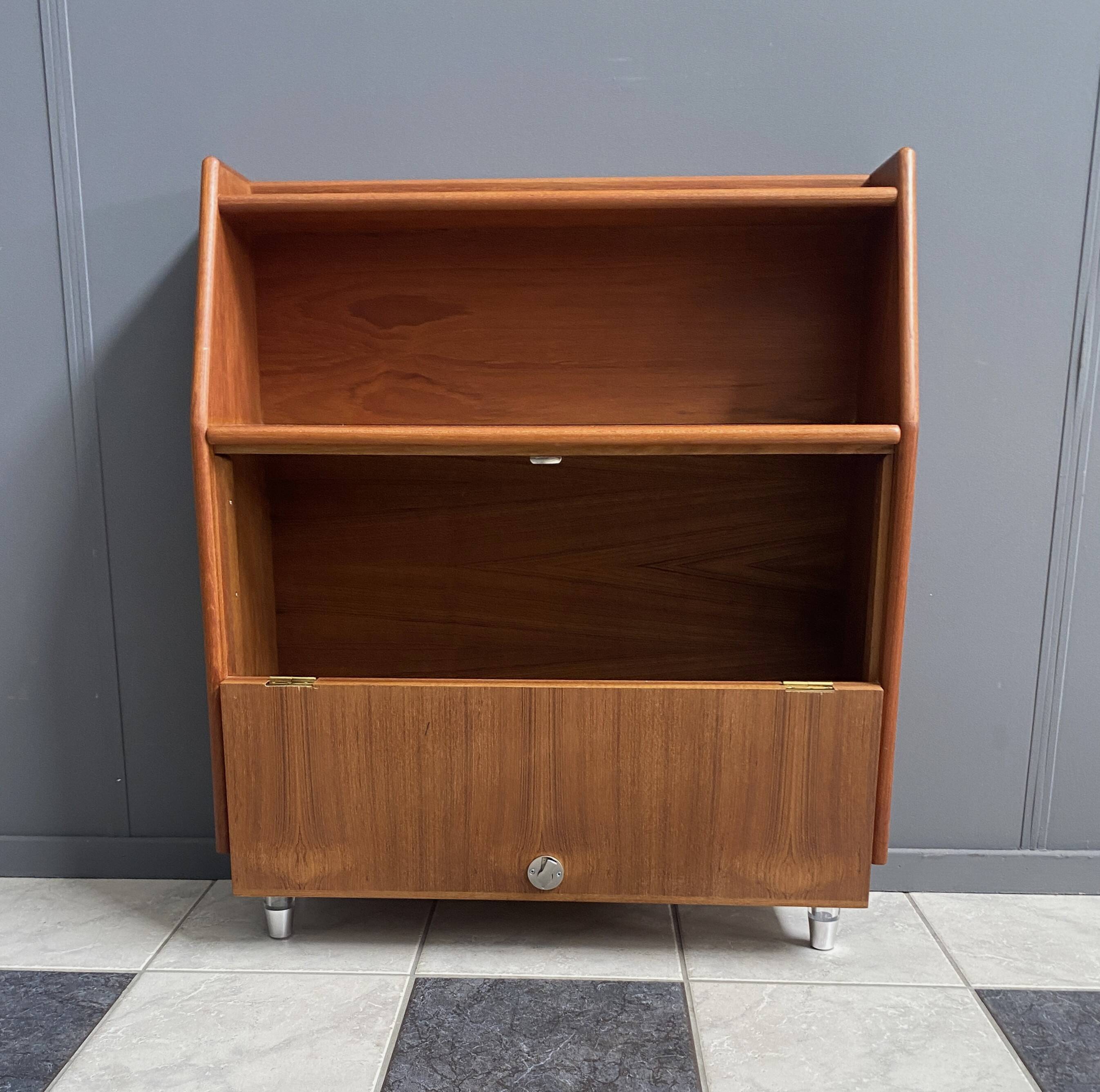 Buffet haut en teck sur pieds en lucite des années 1960