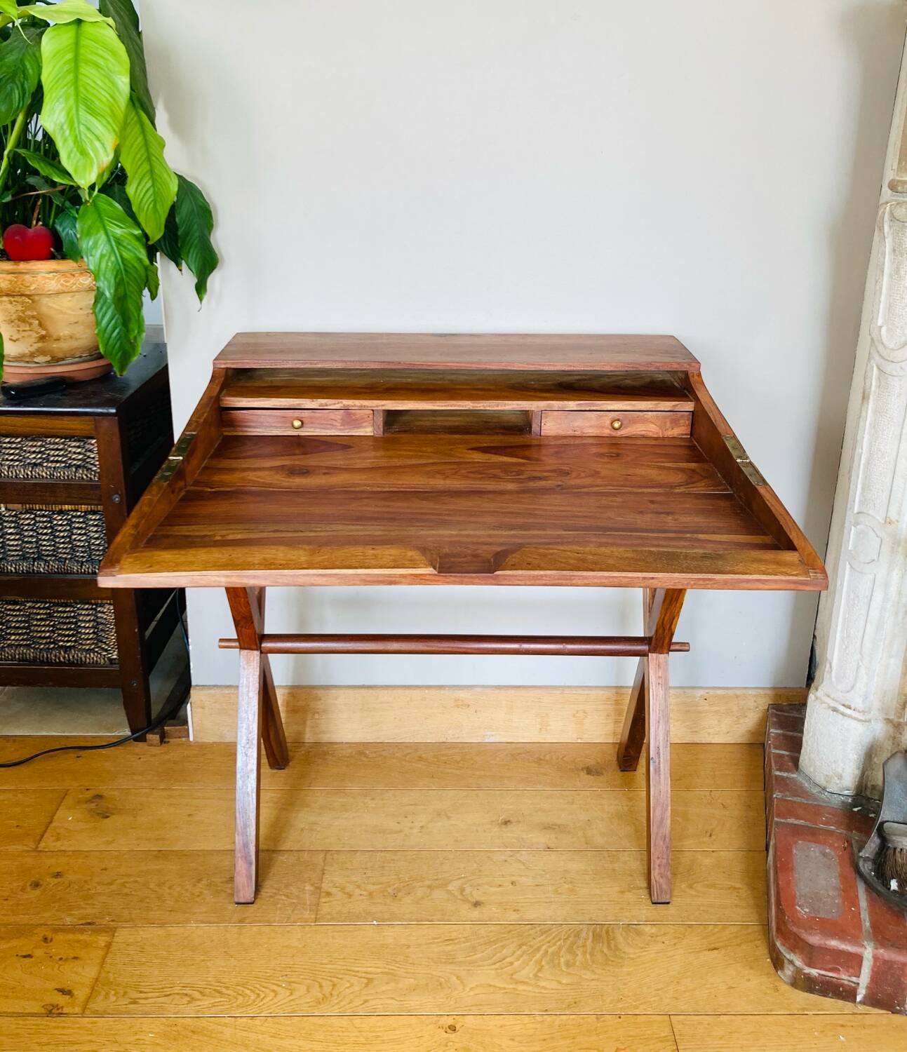 Desk, writing desk in solid rosewood and studded leather, 20th century.