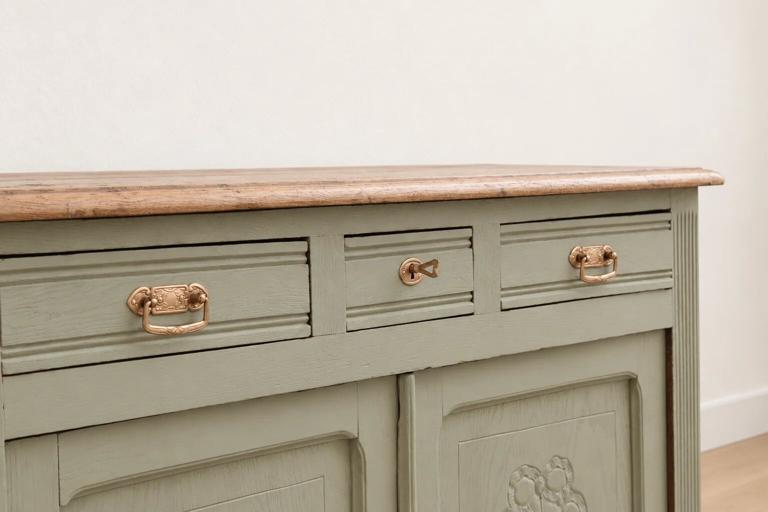 Antique art deco buffet in solid oak – pure lizard green & paint and natural wood – 121 cm