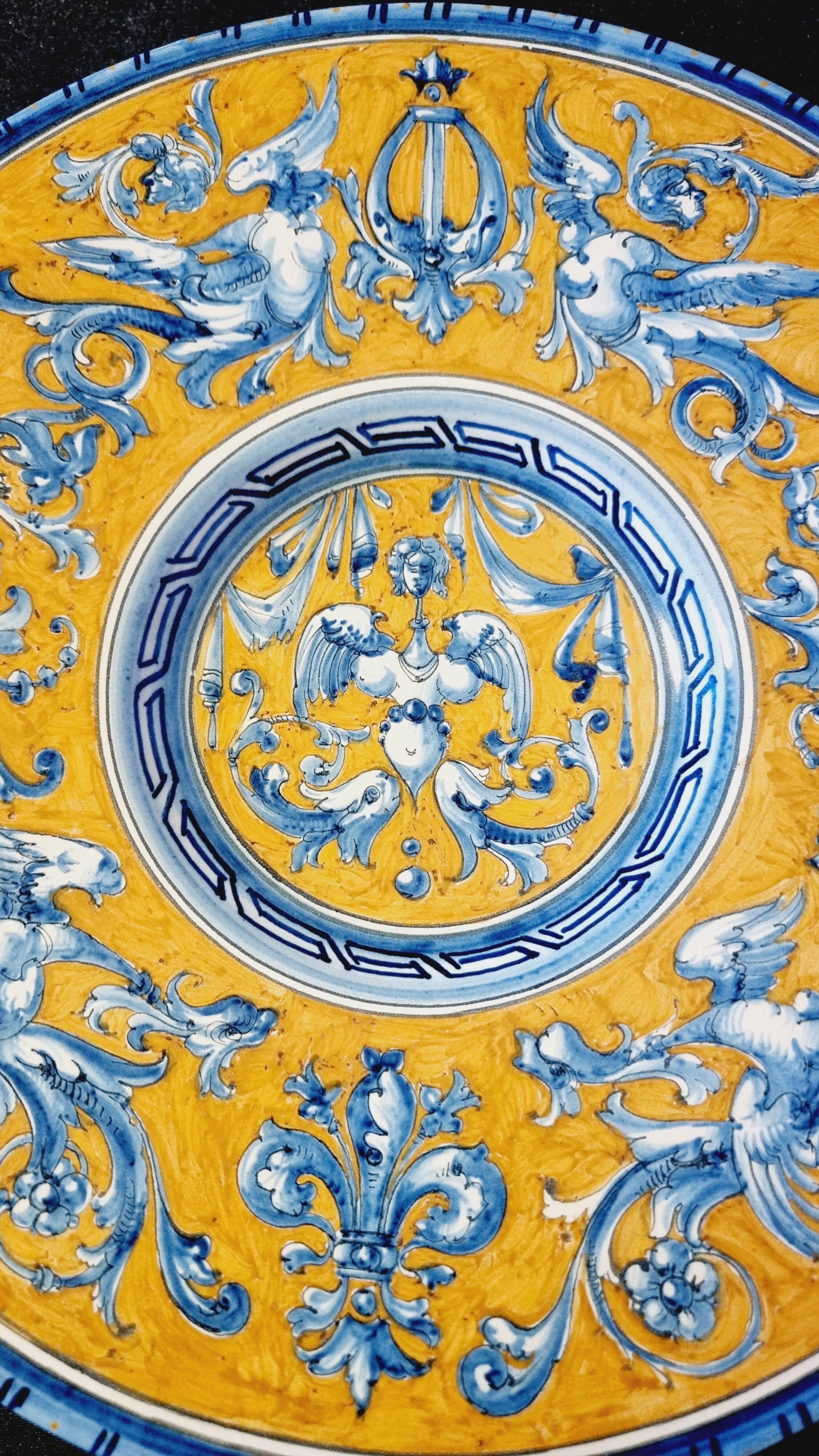 Large grotesque plate (Urbino/Castelli style), made in Italy, pei