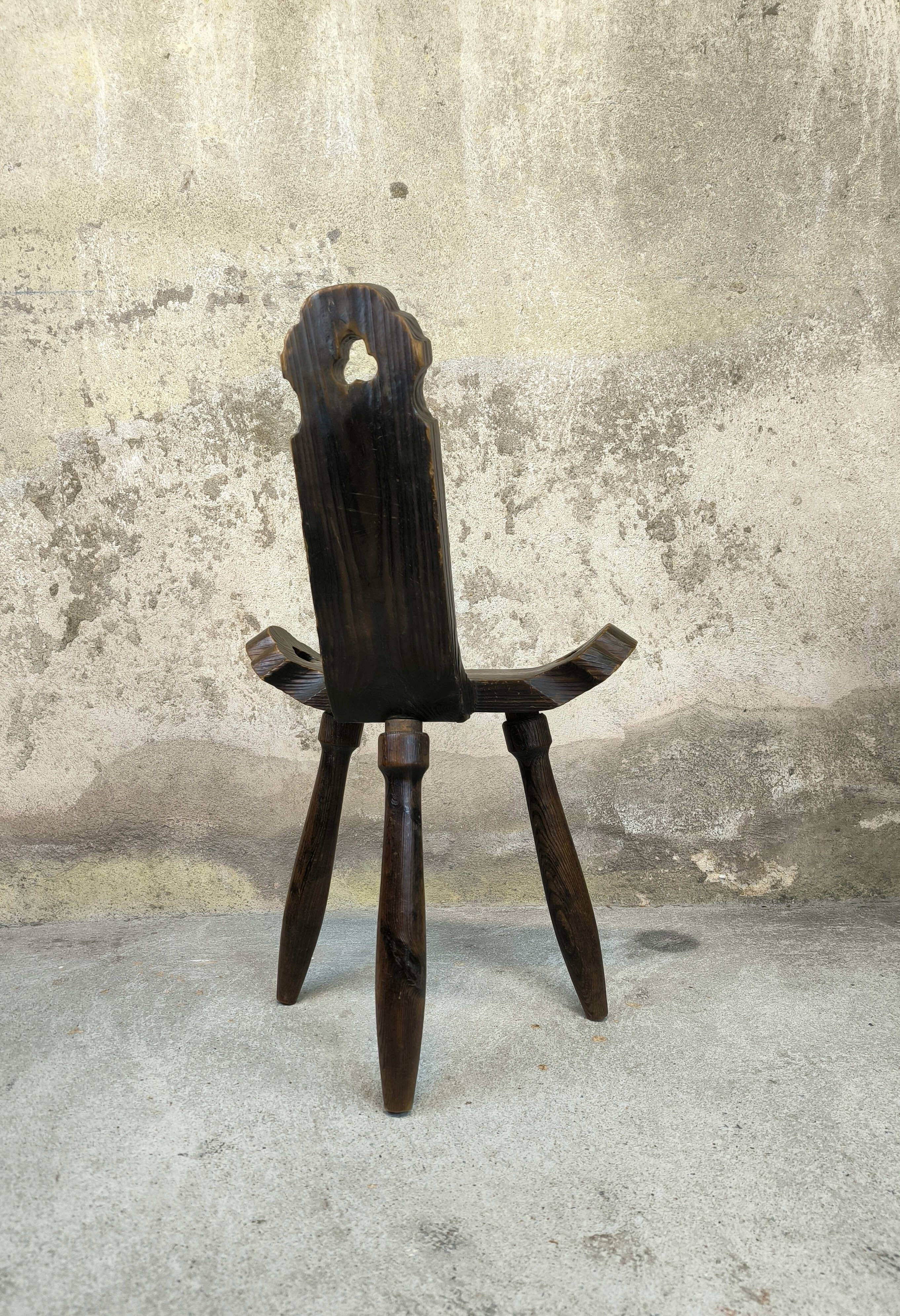 Chaise basse tripode brutaliste en bois