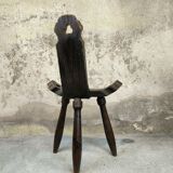 Chaise basse tripode brutaliste en bois