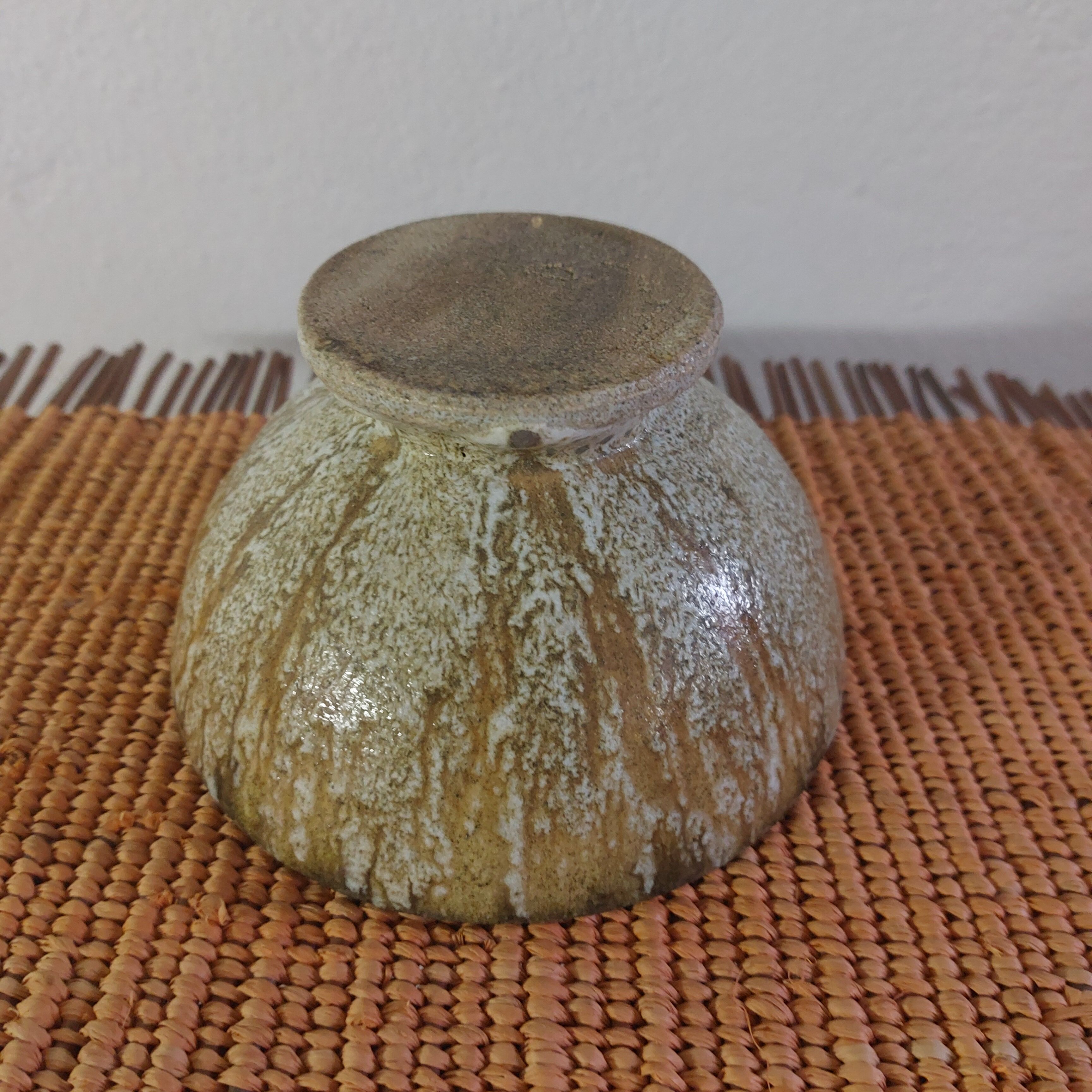 Ceramic pedestal bowl