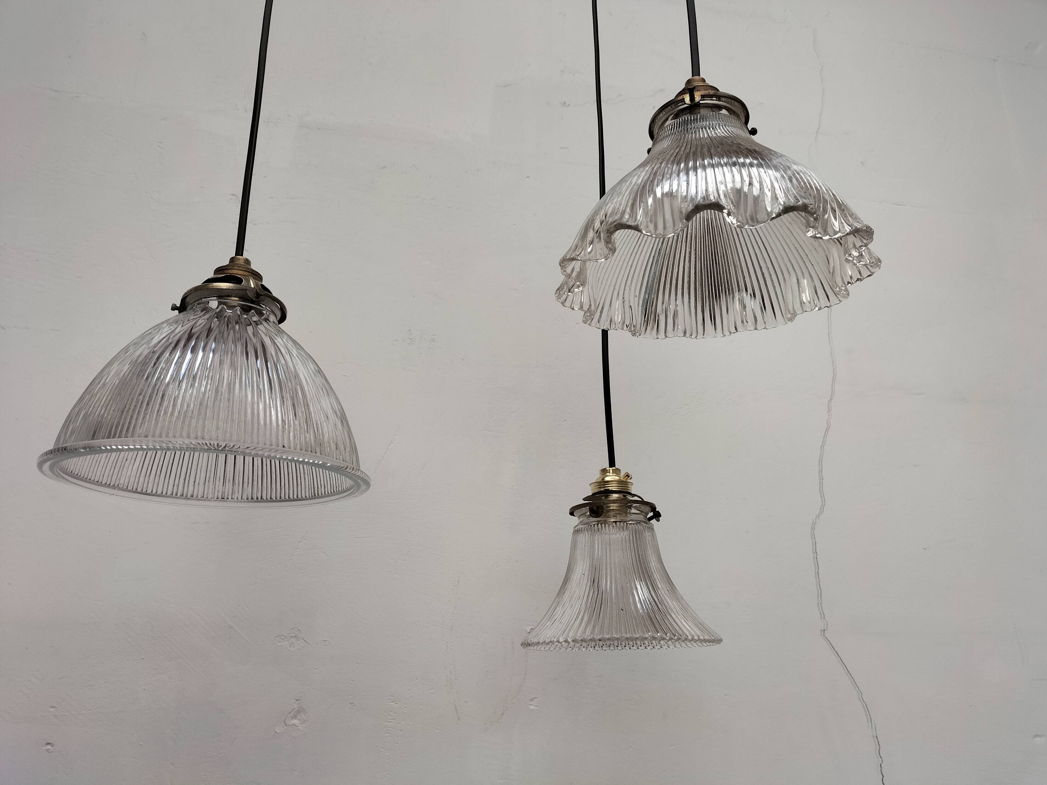 Holophane suspensions