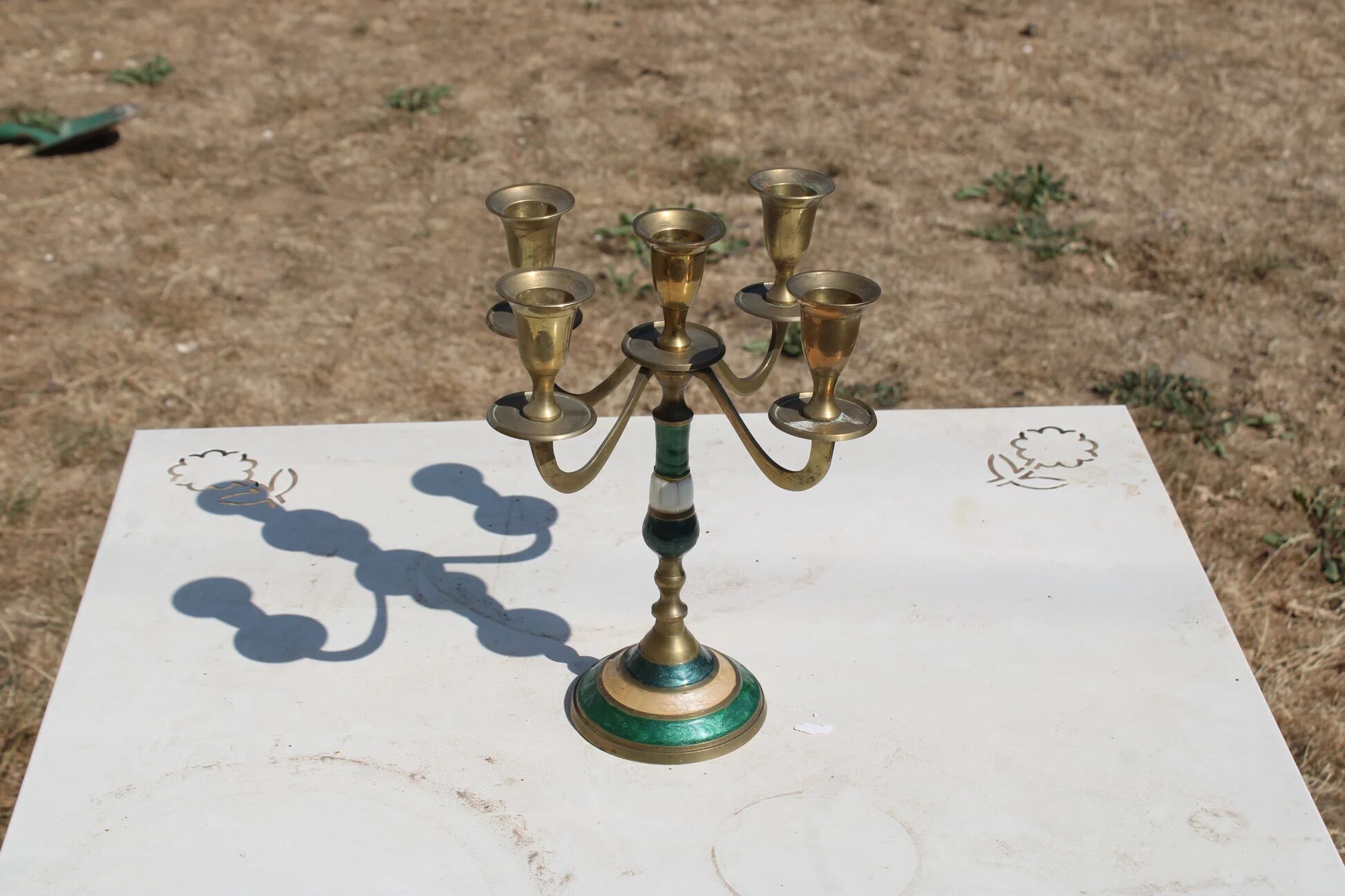 Vintage 5-light candelabrum in brass – Green and white decor