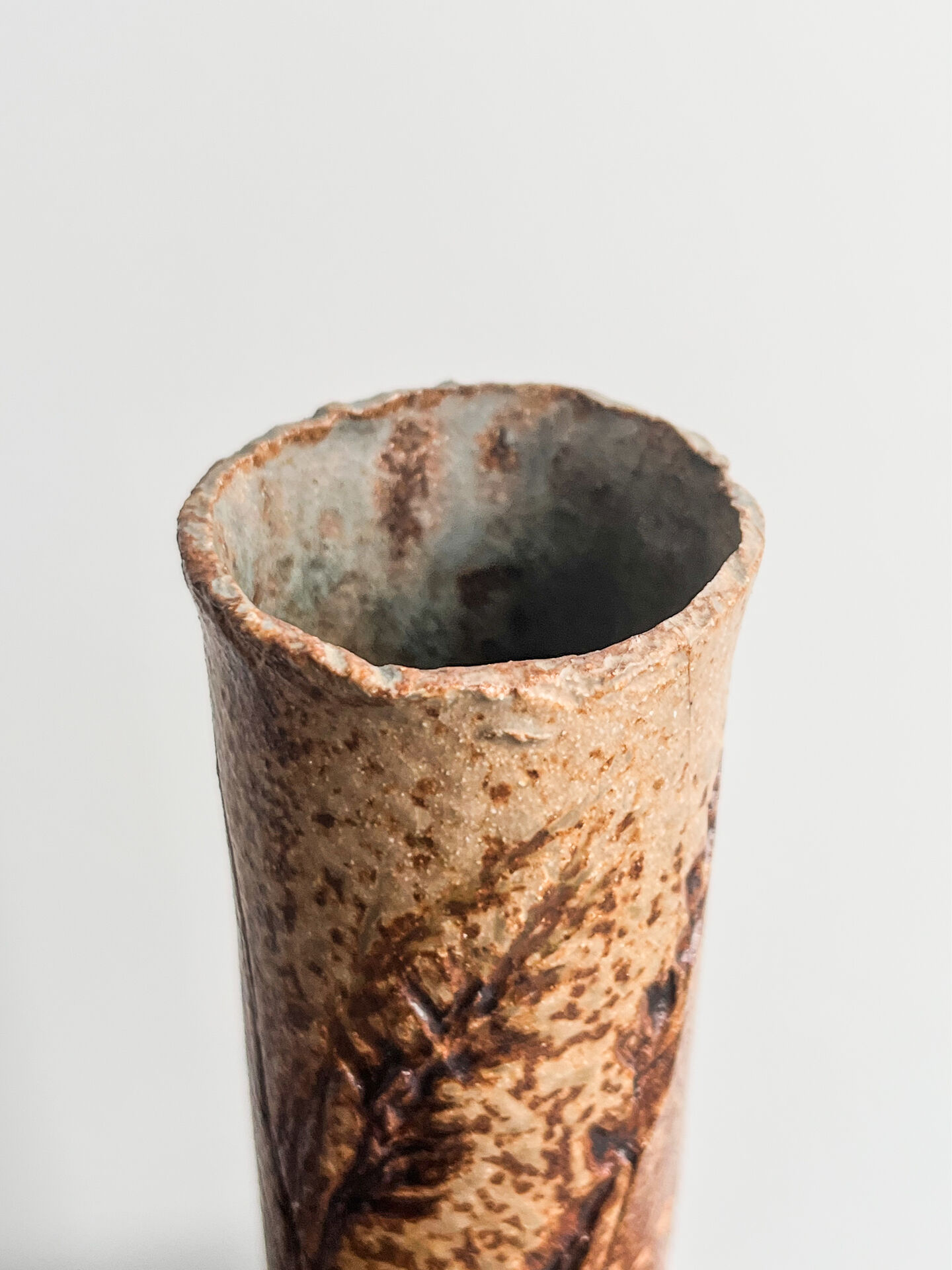 Vase soliflore en grès d'atelier décor épis de blé incisés, années 70