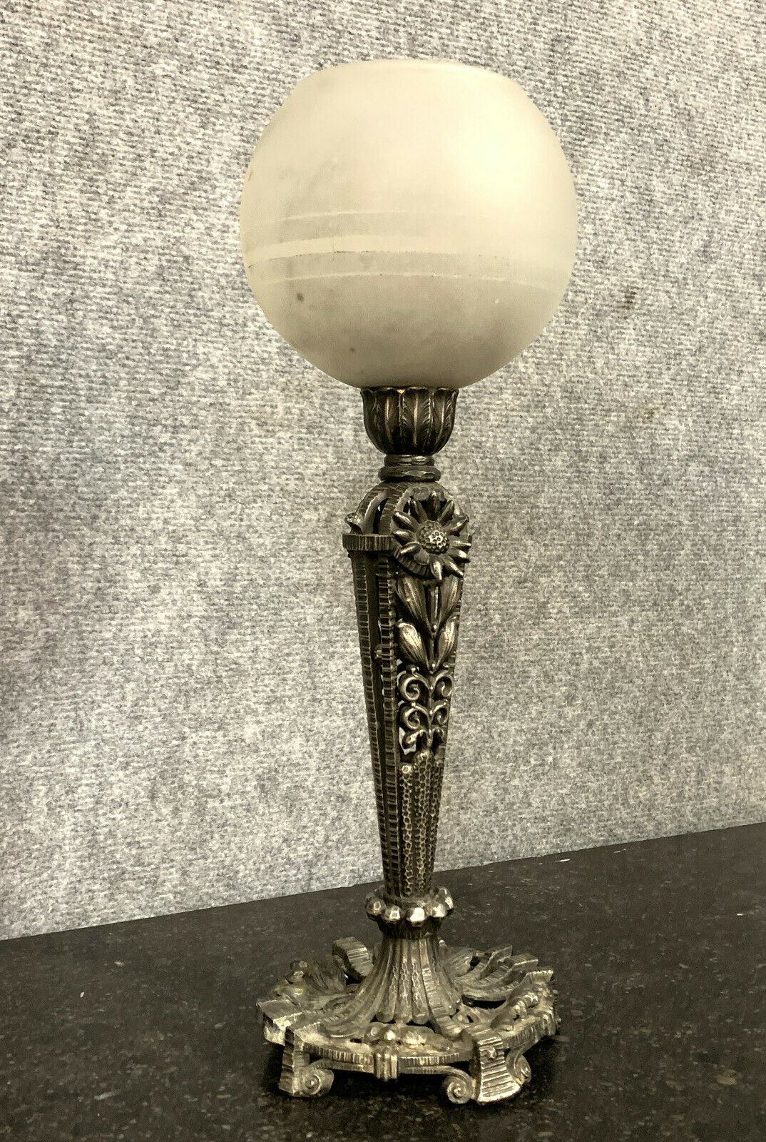 Lampe époque Art Déco en bronze argenté et opaline vers 1850