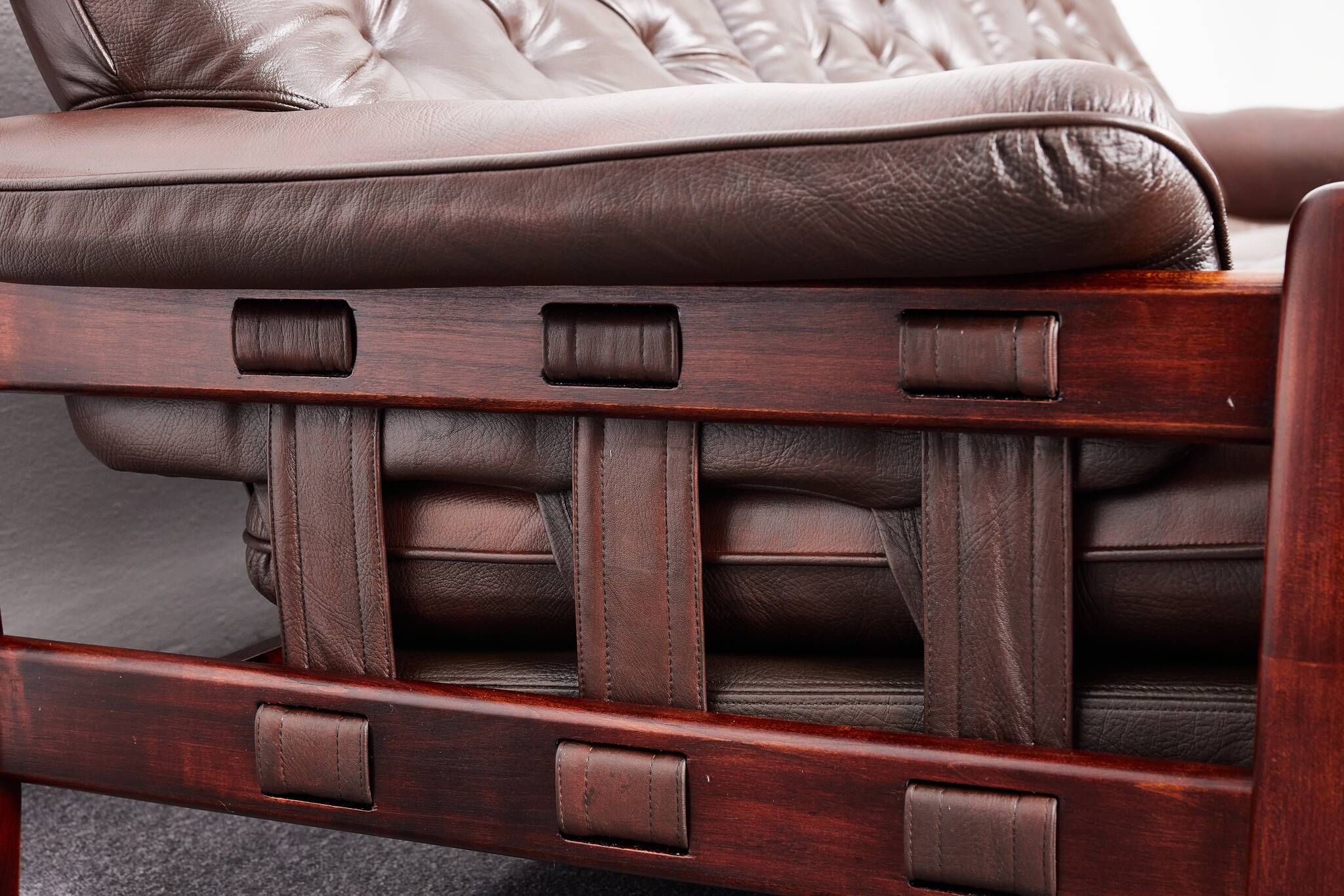 Canapé vintage en palissandre et cuir de veau, modèle-rodeio par jean gillon 1968 italma woodart