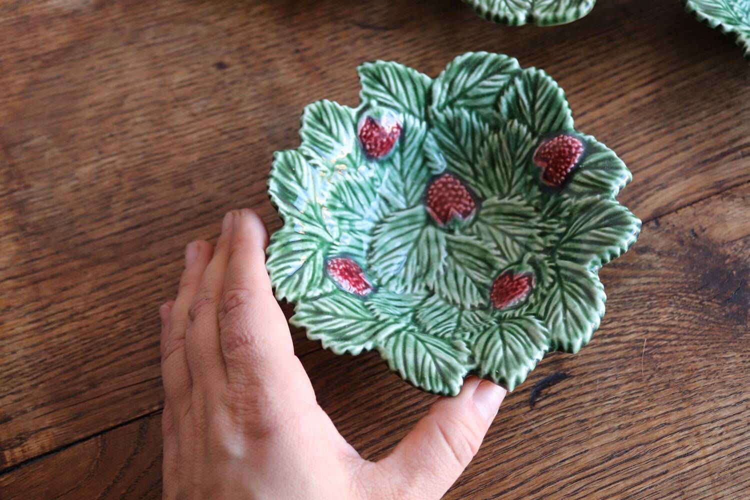 Set of 5 leaf-shaped bowls with strawberries – Caldas da Rainha (Portugal)
