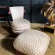 Fauteuil Et Son Pouf De Style Napoléon III à Décor De Noeuds Roses