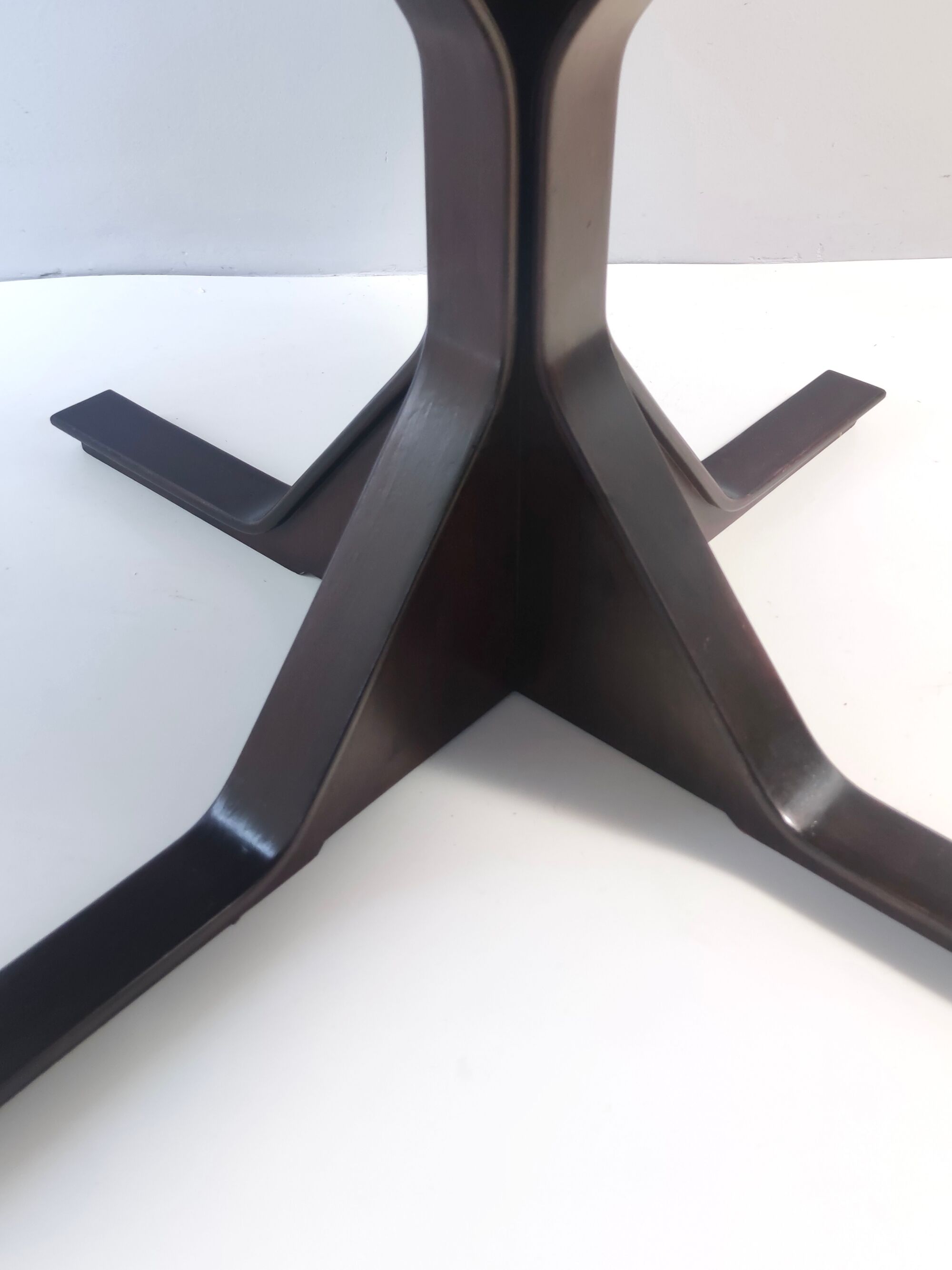 Vintage round ebonized walnut dining table mod. 522 by g. frattini for bernini