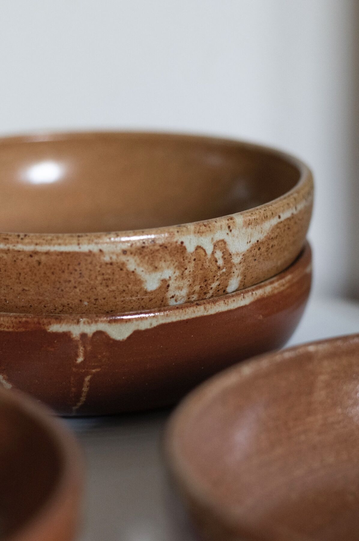 Set of 4 plates in sandstone of Saint Amand signed