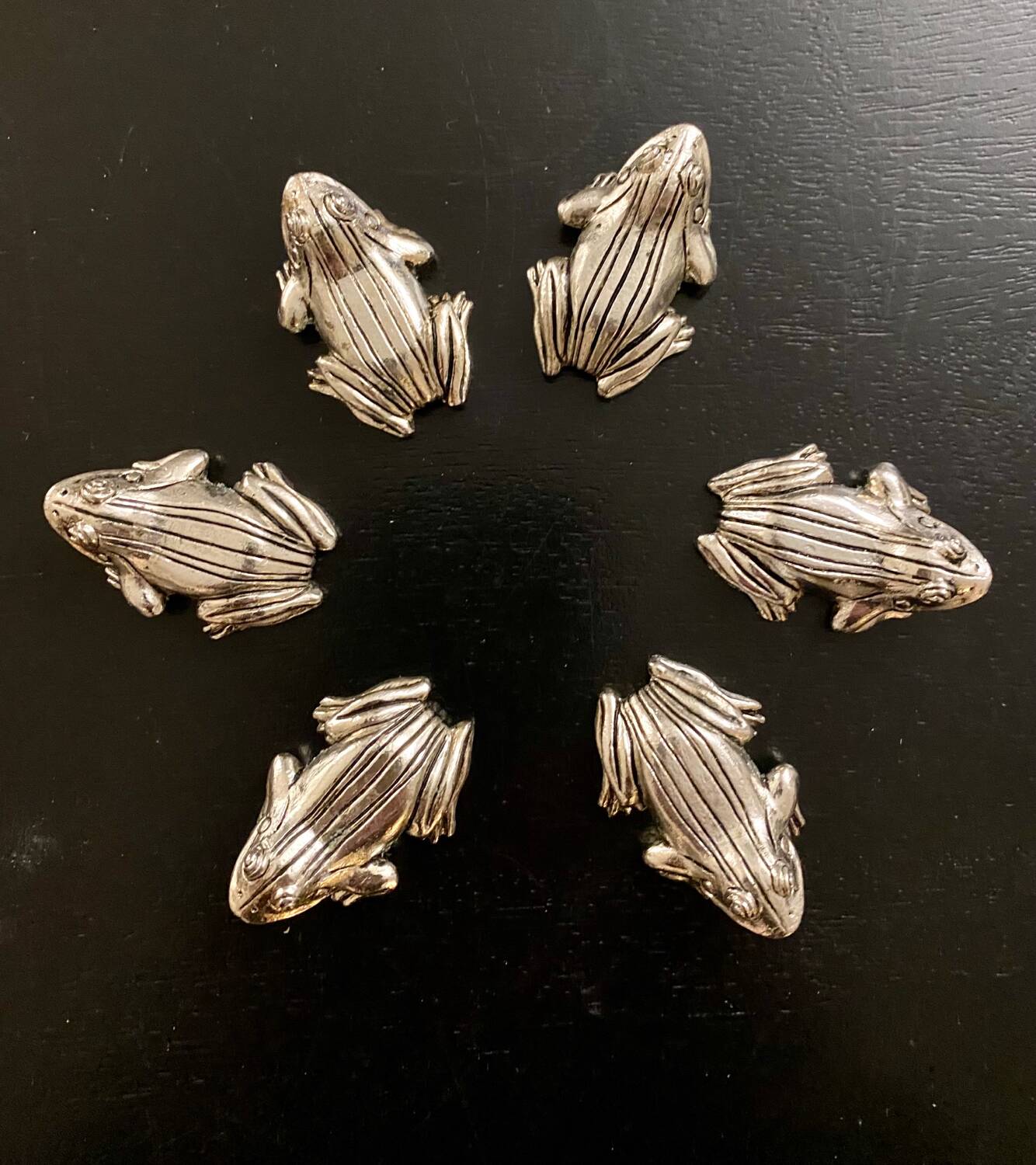 6 metal frog-shaped knife holders