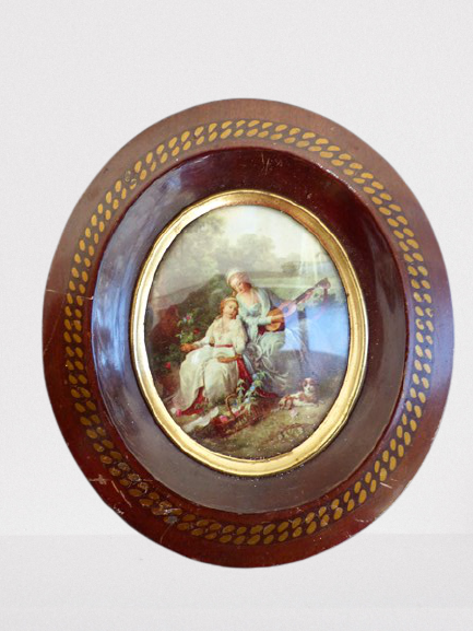 Oval medallion frame