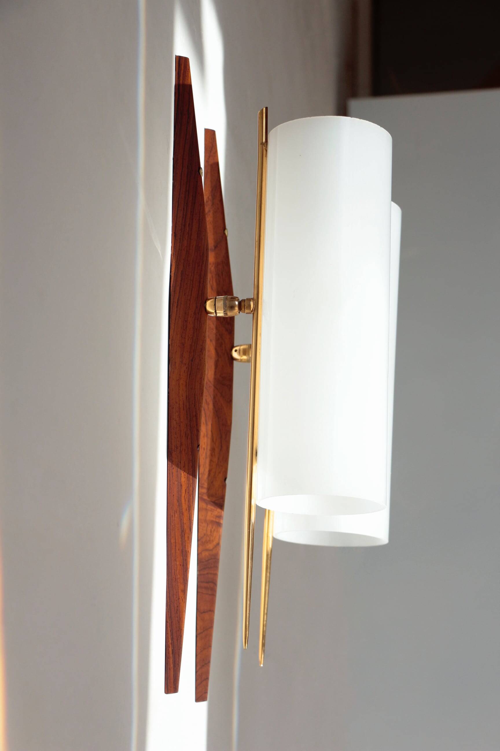 Modernist adjustable wall lights in teak and brass – 1950