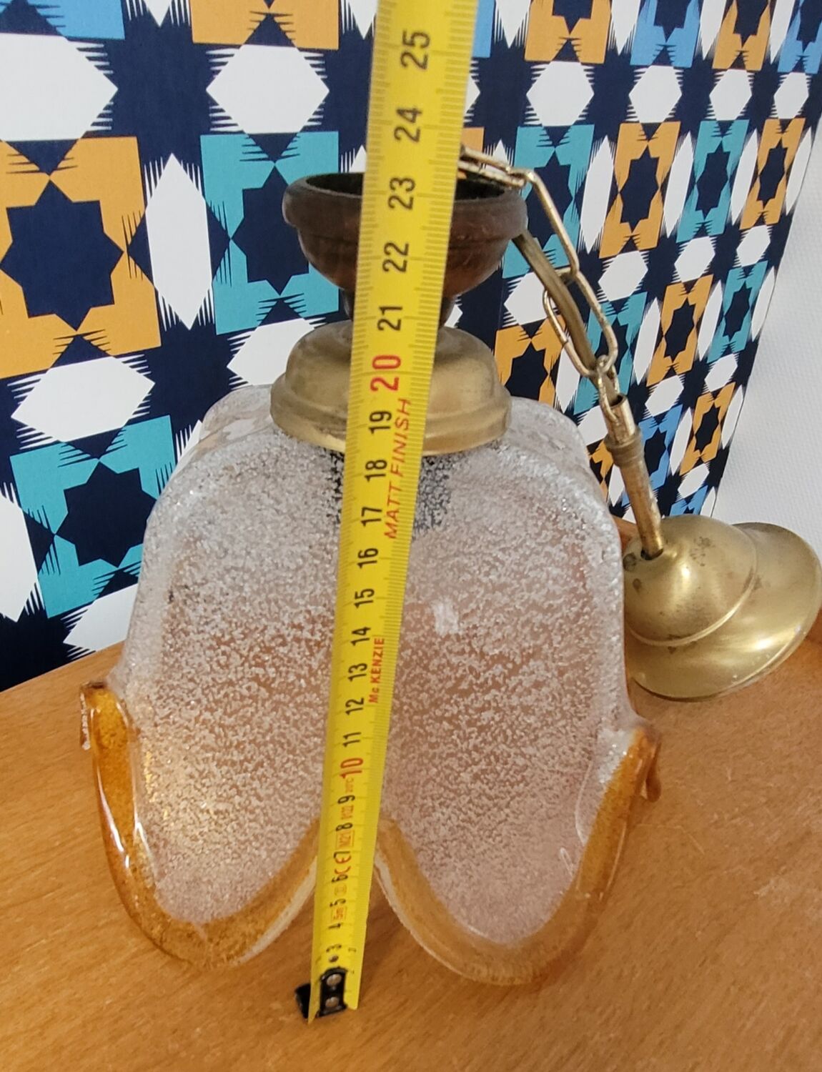 Suspension tulip glass with a textured finish