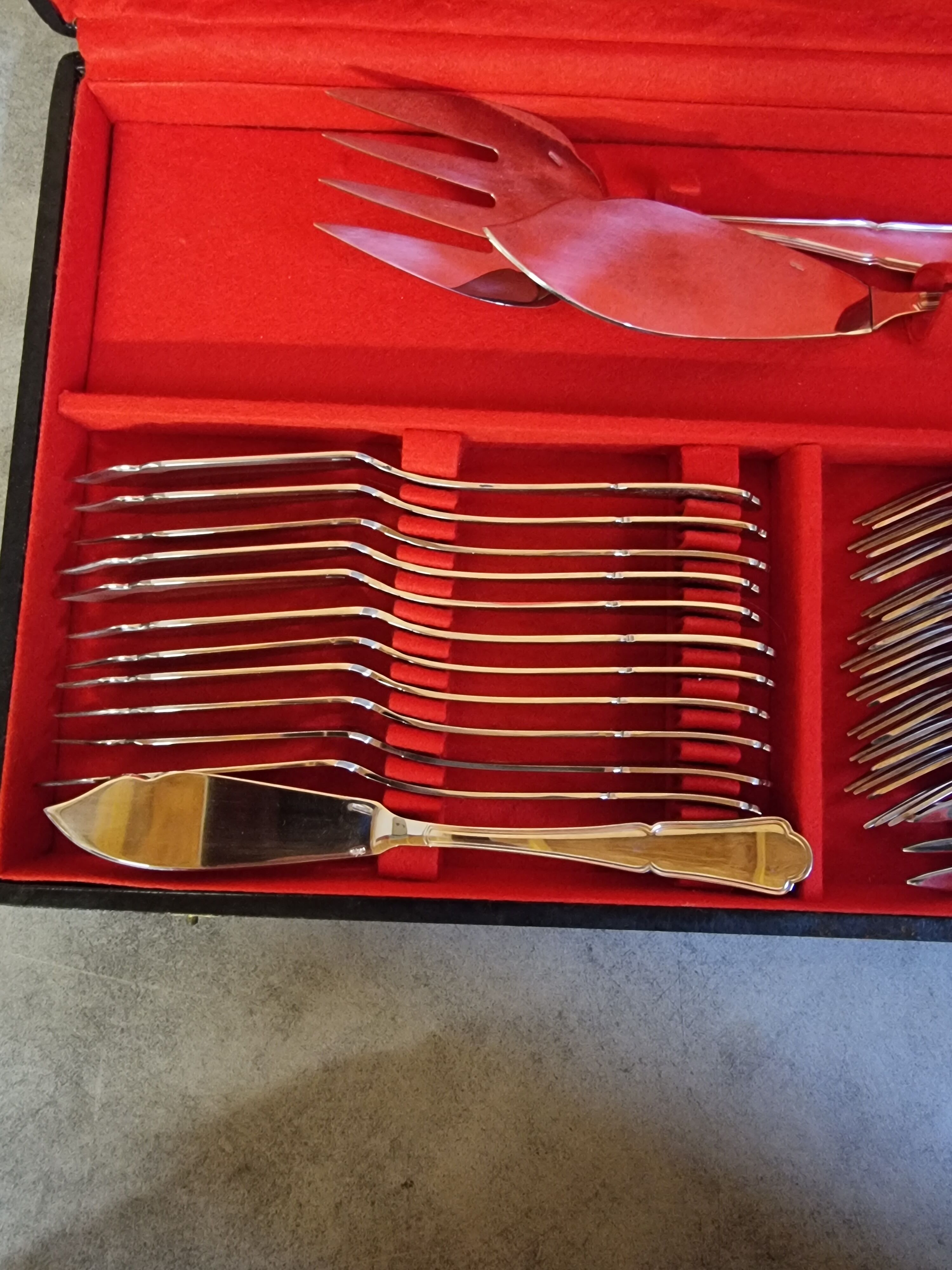 Fish cutlery service