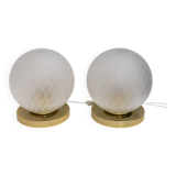 Paire de lampes de table boule en laiton et verre de Murano, style italien moderne du milieu du siècle