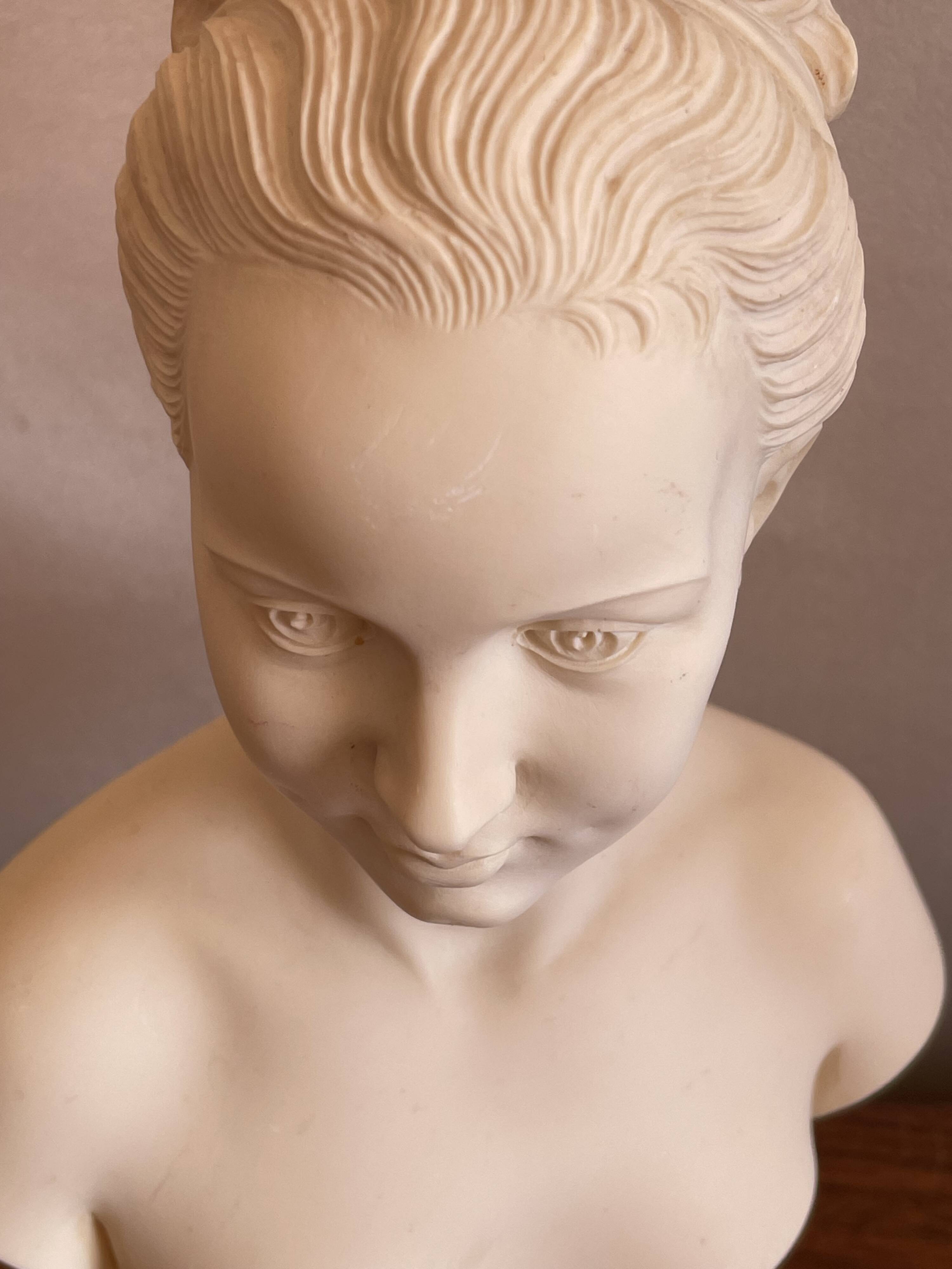Buste femme en albâtre