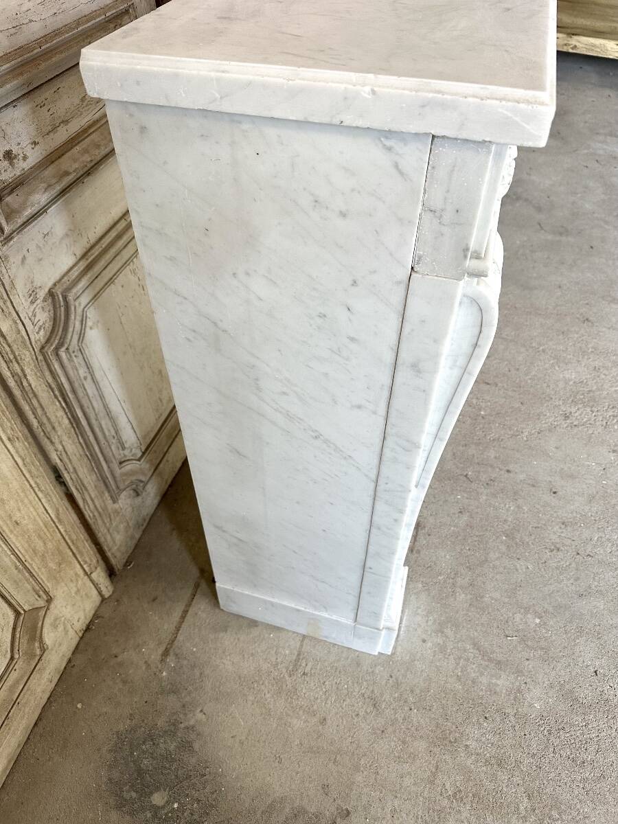Louis XVI fireplace in white marble, 19th century.