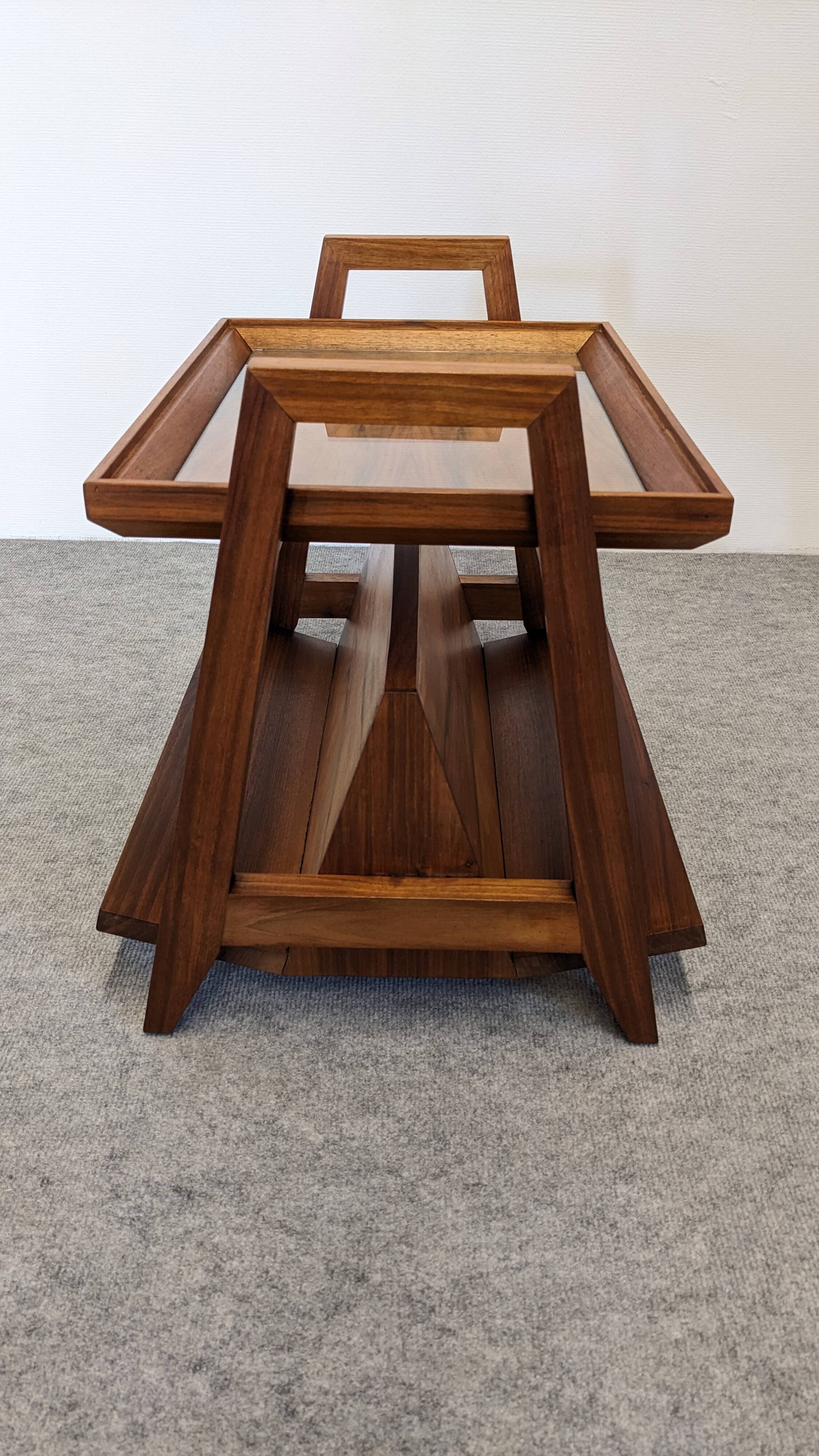 Table d'appoint porte-revues Art déco en noyer, France vers 1930