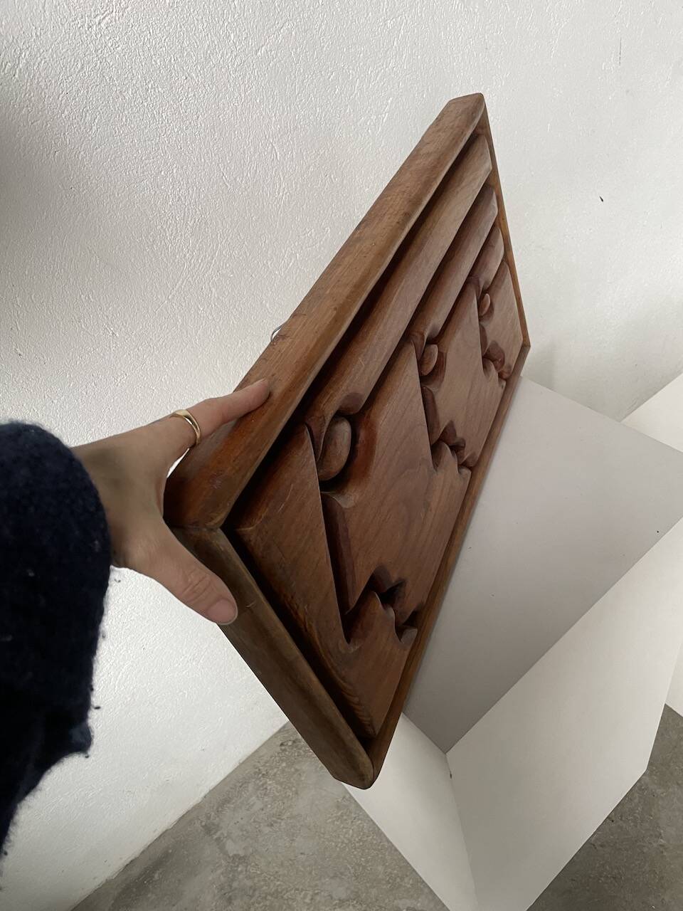 Bas relief cadre bois motifs visages