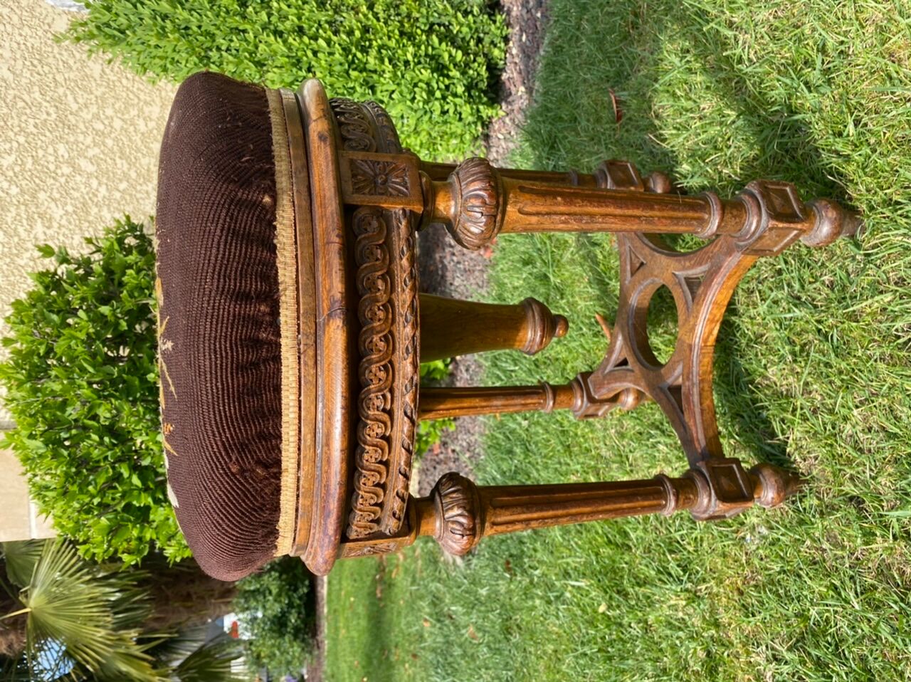 Piano stool in walnut style Louis XVI