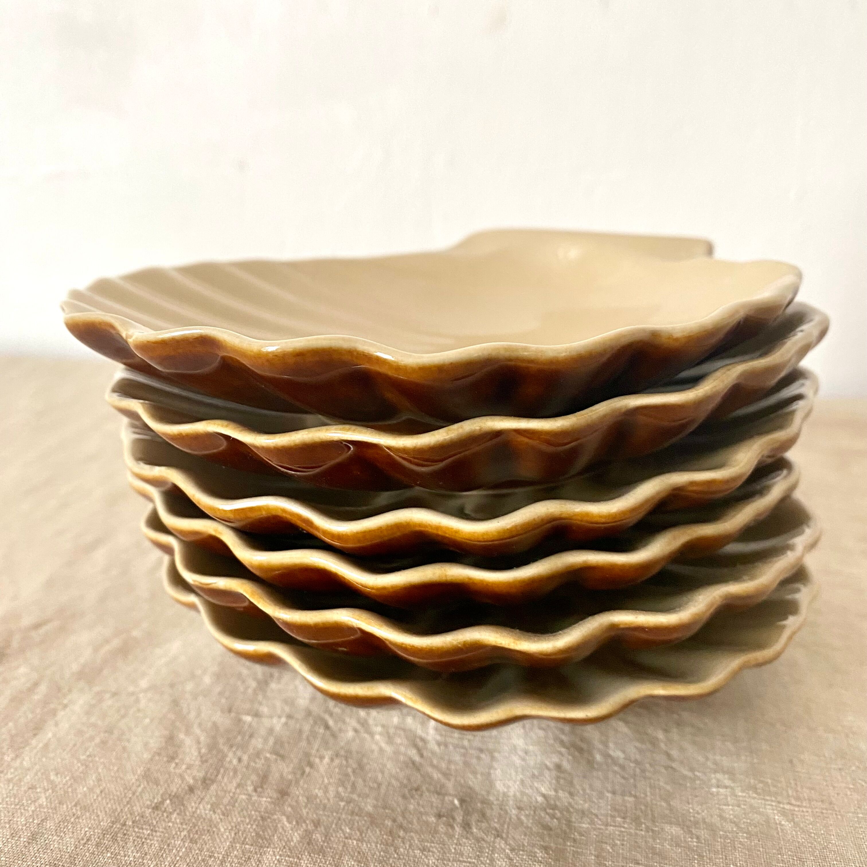 Beige and caramel ceramic scallops