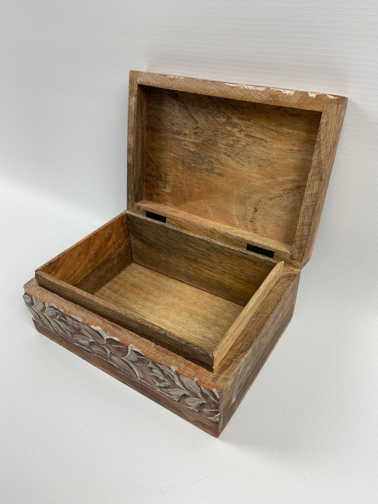Carved wooden box pattern leaves